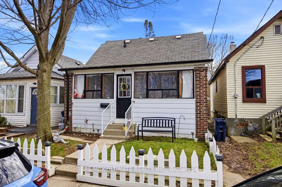82 Beechwood Avenue, Toronto, ON M6N 4T3