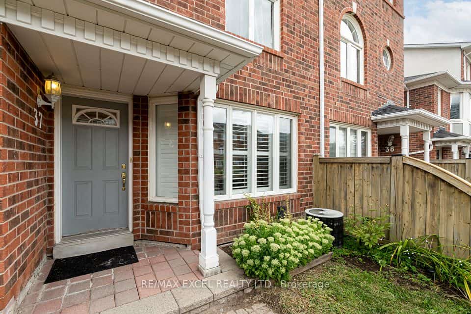 18 Clark Avenue W #37, Vaughan, ON L4J 8H1