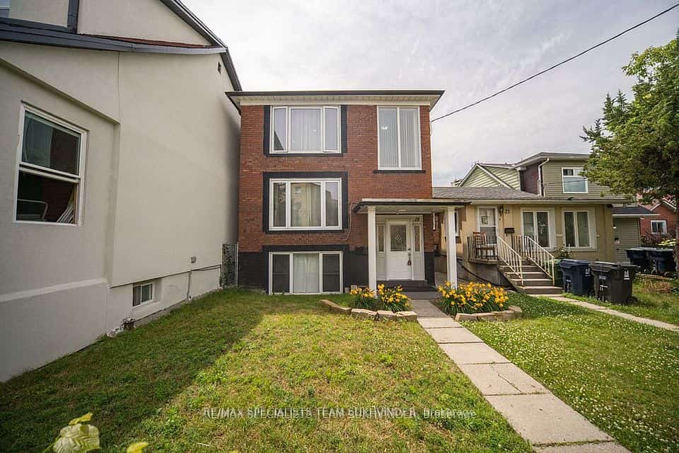 19 Buttonwood Avenue, Toronto, ON M6M 2H9