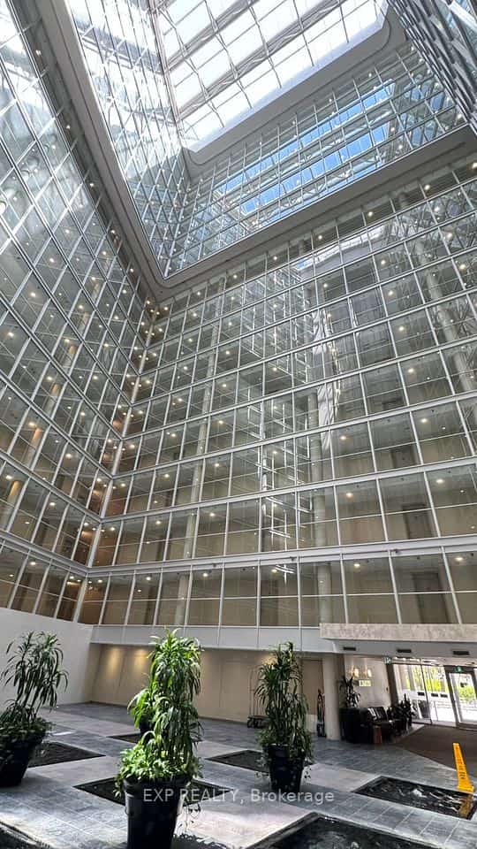 650 Queens Quay W #306, Toronto, ON M5V 3N2
