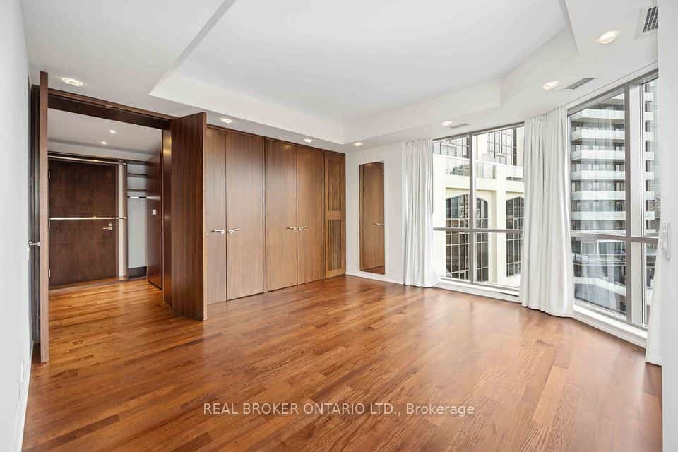 3 McAlpine Street #701, Toronto, ON M5R 3T5
