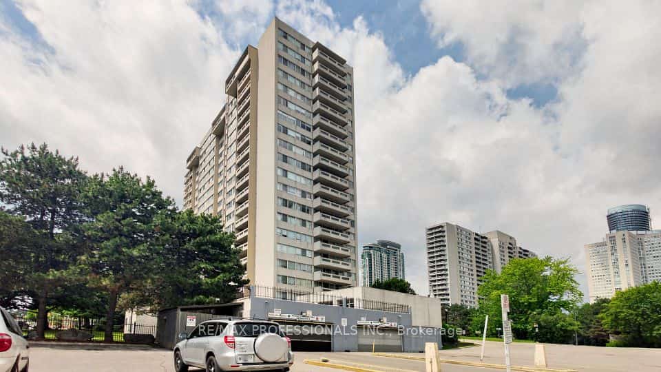 3590 Kaneff Crescent #313, Mississauga, ON L5A 3X3