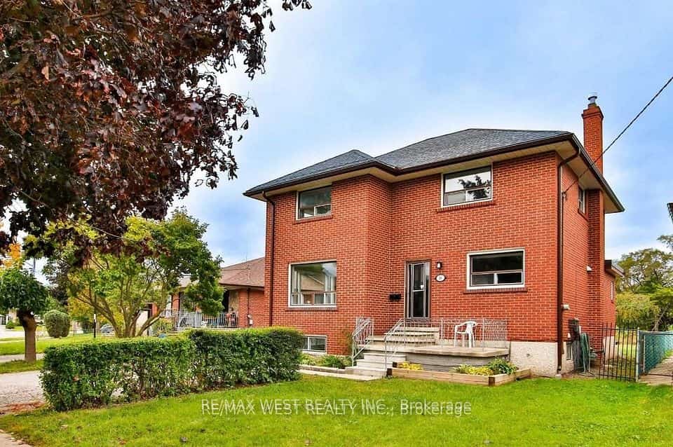 16 Upwood Avenue, Toronto, ON M6L 3A5