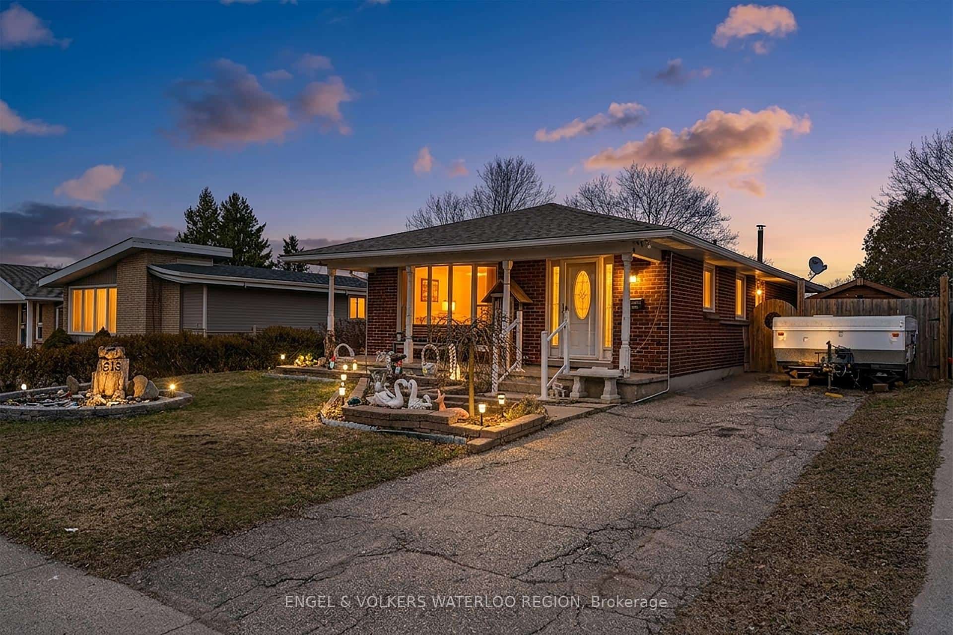 515 Strasburg Road, Kitchener, ON N2E 1P1