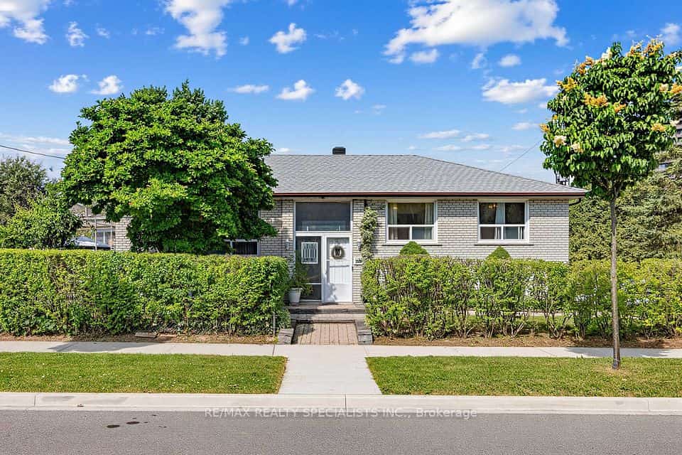 39 Castle Green Crescent, Toronto, ON M9R 1N5