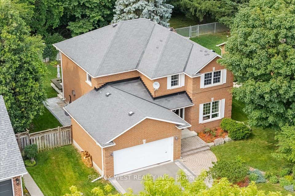 27 Norma Crescent, Hamilton, ON L9G 4V8