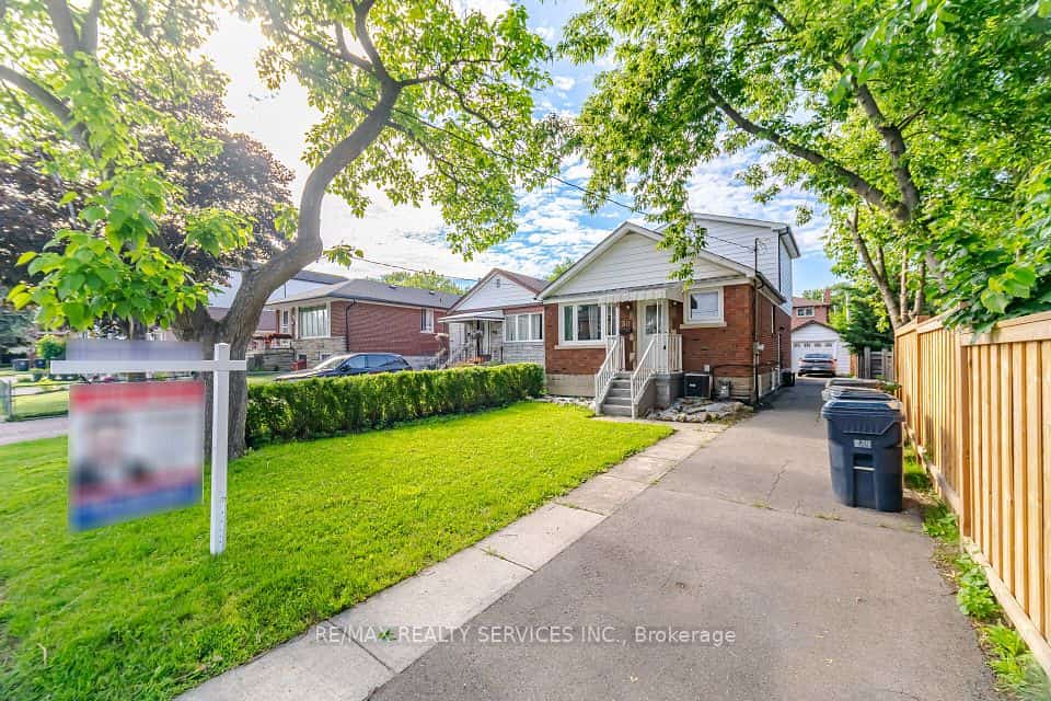 30 Elder Avenue, Toronto, ON M8W 1S4