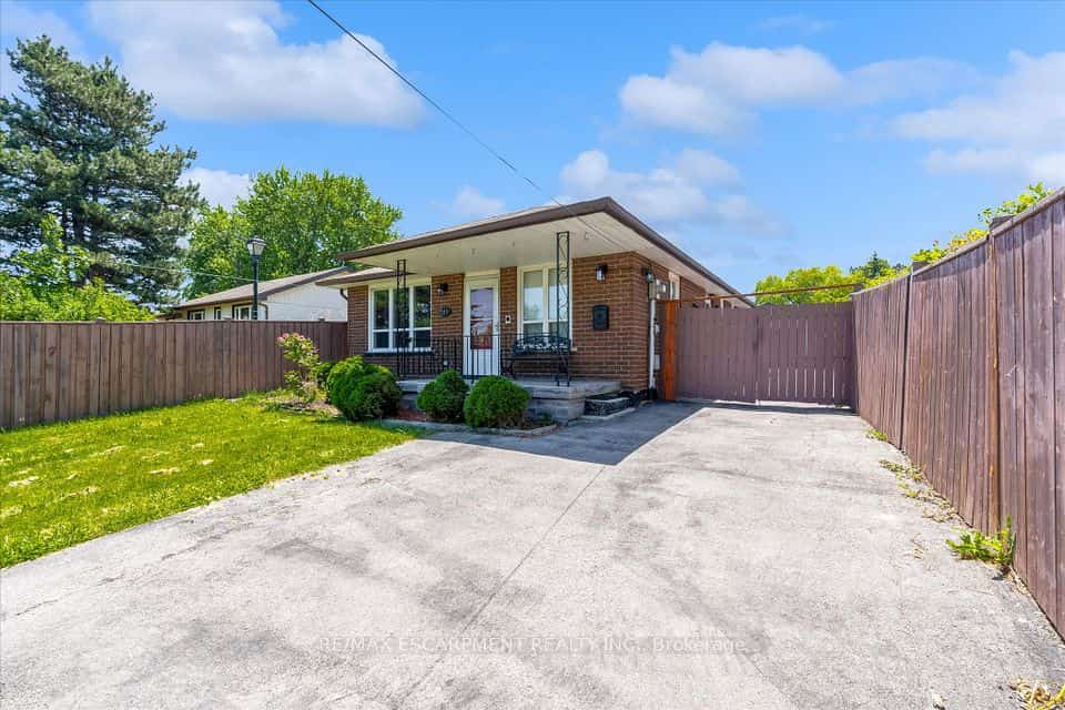 261 LIMERIDGE Road W, Hamilton, ON L9C 2V4