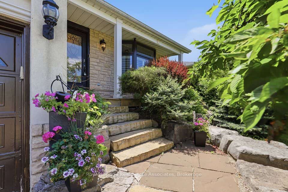 2580 Homelands Drive, Mississauga, ON L5K 1H6