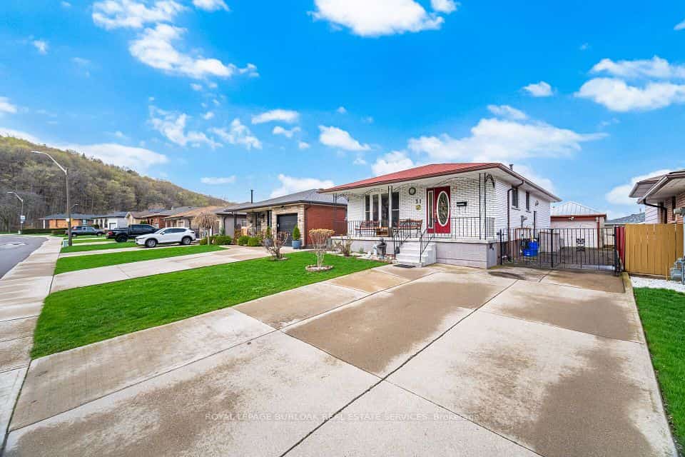 31 Summercrest Drive, Hamilton, ON L8K 6G5