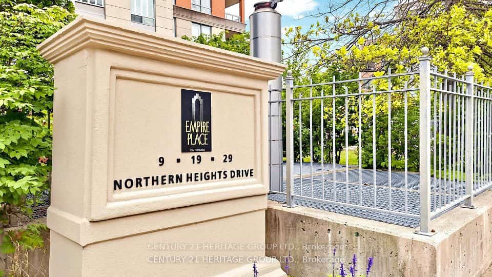 9 Northern Heights Drive #707, Richmond Hill, ON L4B 4M5