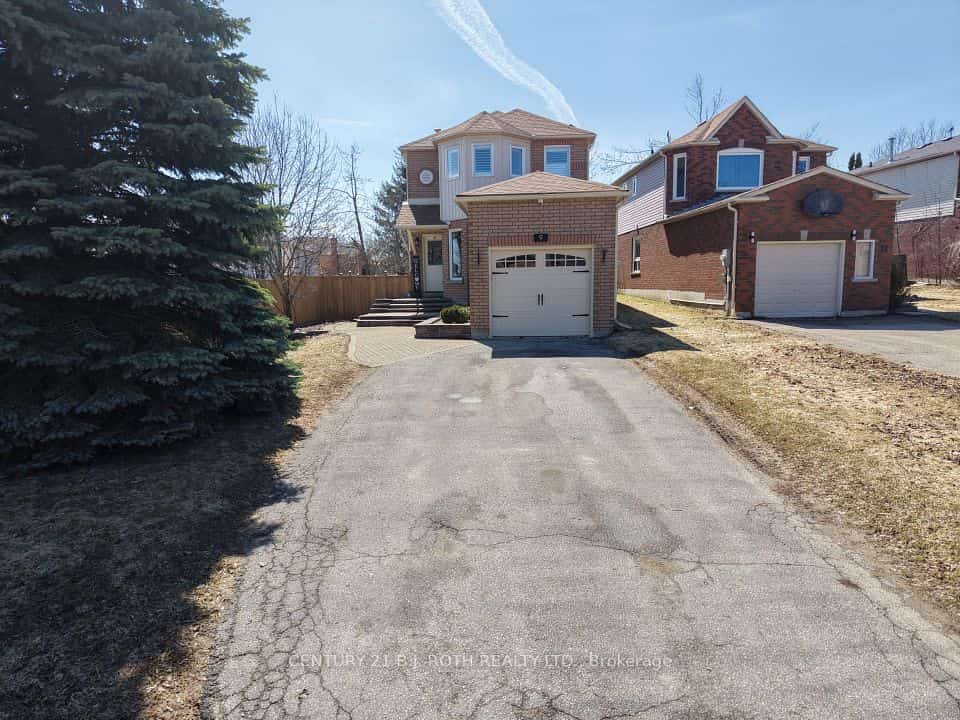 9 Laidlaw Drive N, Barrie, ON L4N 7S1