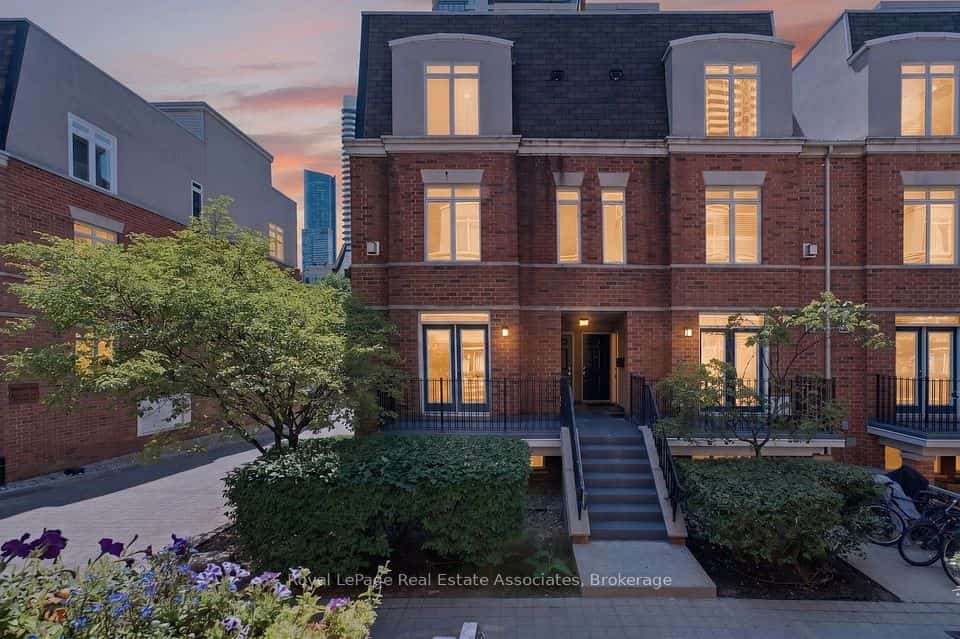 415 Jarvis Street #206, Toronto, ON M4Y 3C1
