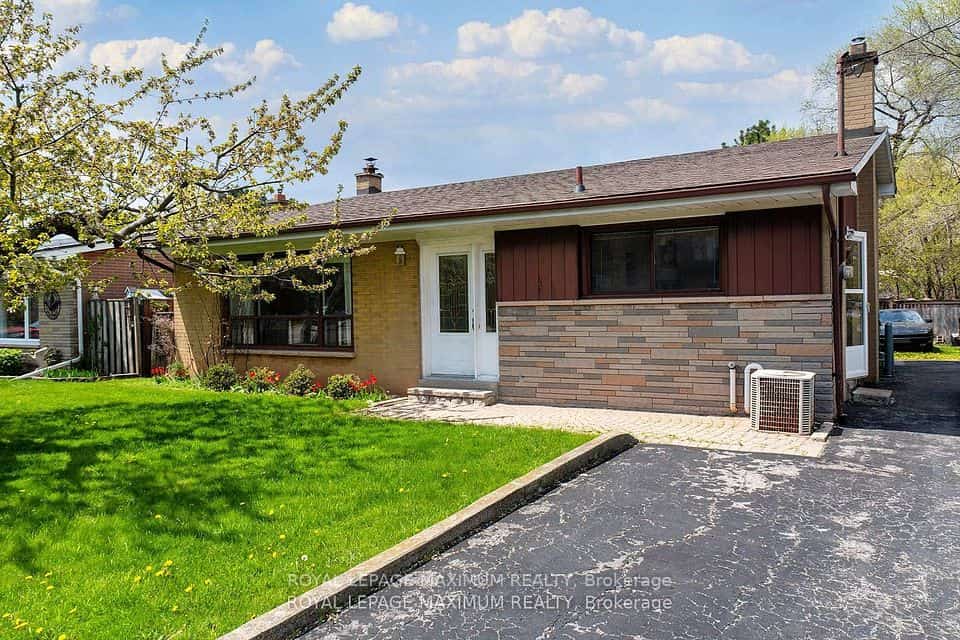 565 Pinegrove Road, Oakville, ON L6K 2C5