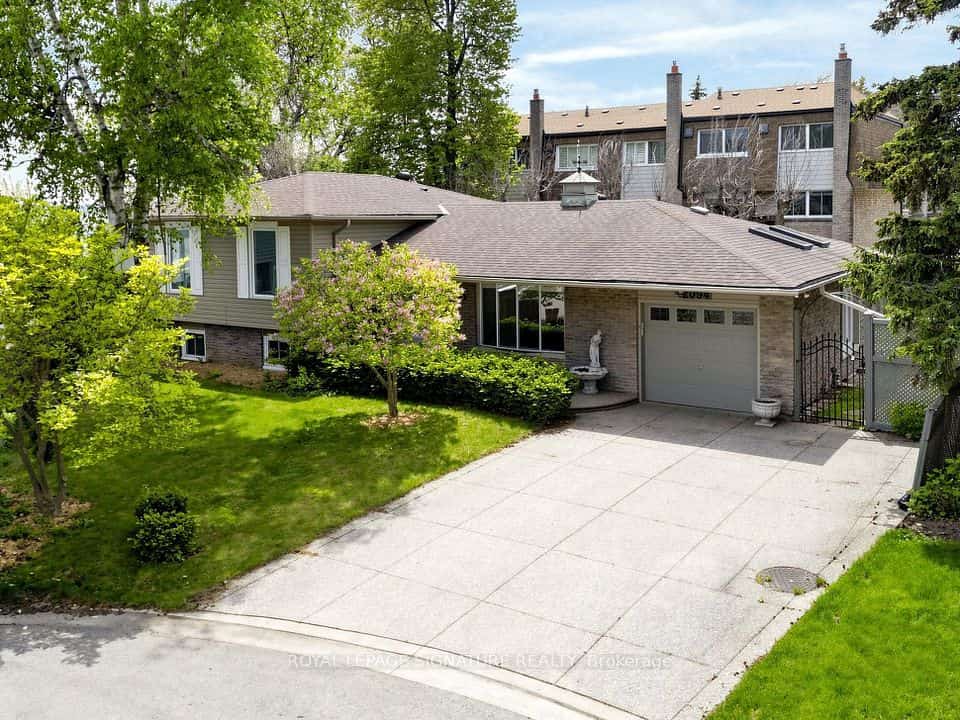 2094 Water's Edge Drive, Oakville, ON L6L 1A4
