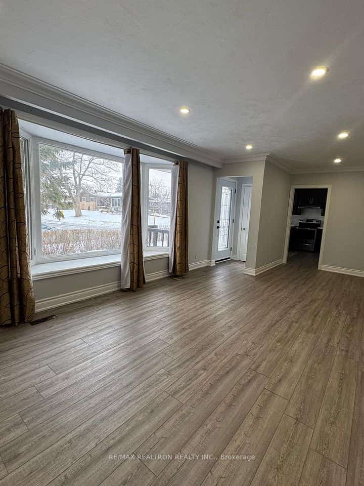 1467 Oxford Street, Oshawa, ON L1J 3W9