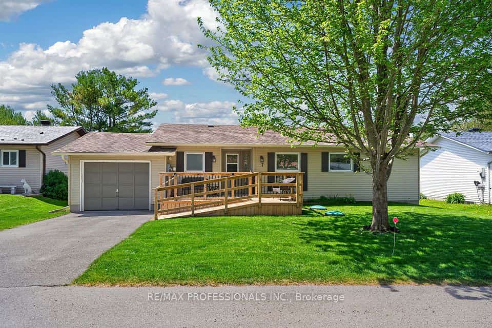 7 Tamarack Court, New Tecumseth, ON L0G 1W0
