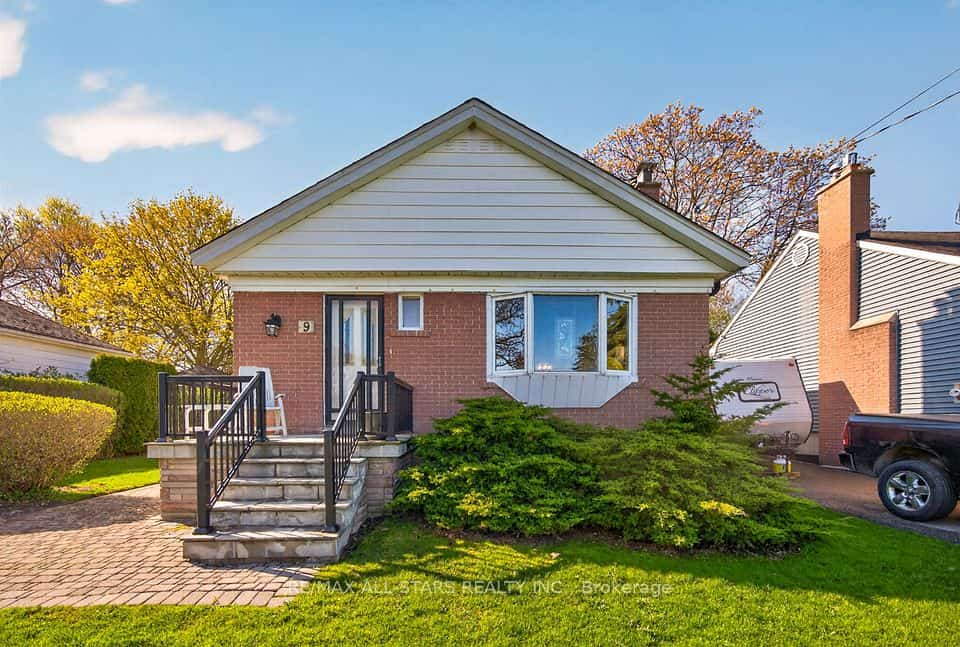 9 Martindale Road, Toronto, ON M1M 2B6