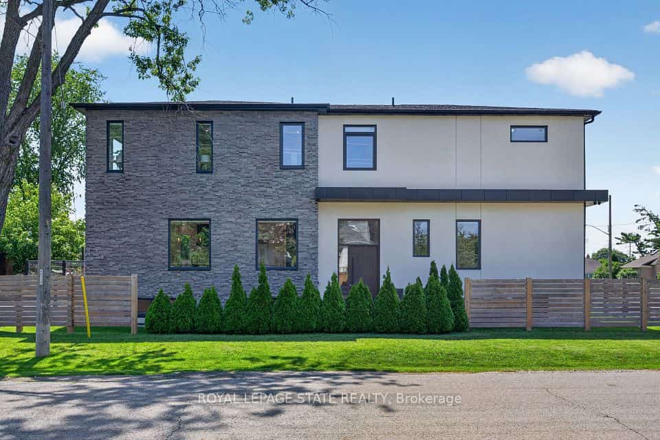1047 Meredith Avenue, Mississauga, ON L5E 2C6