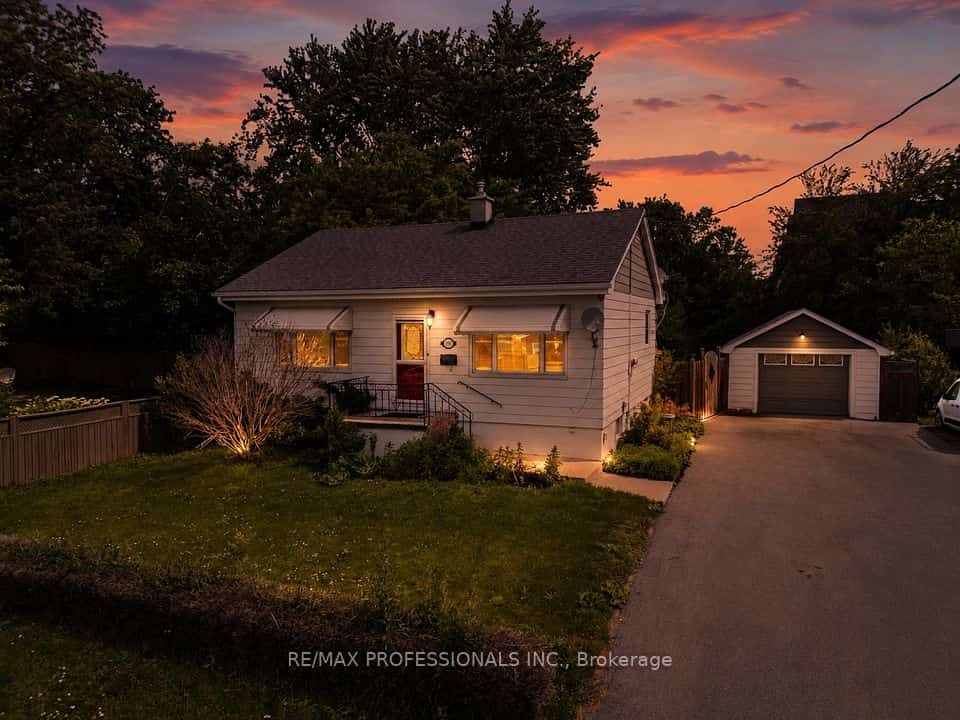 1045 Helena Street, Burlington, ON M7R 3V5