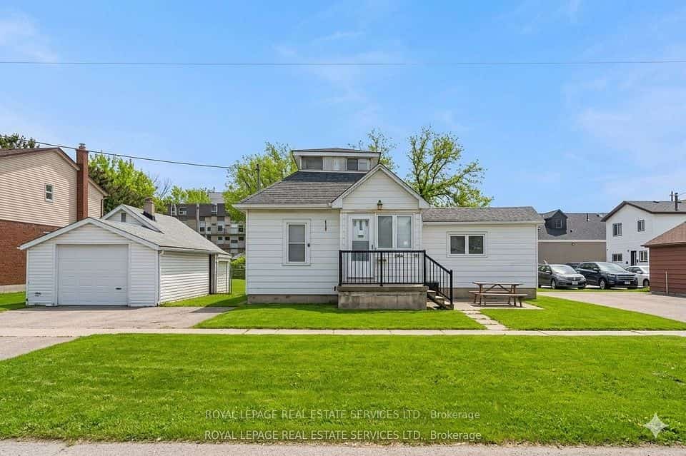2386 Sovereign Street, Oakville, ON L6L 1L8