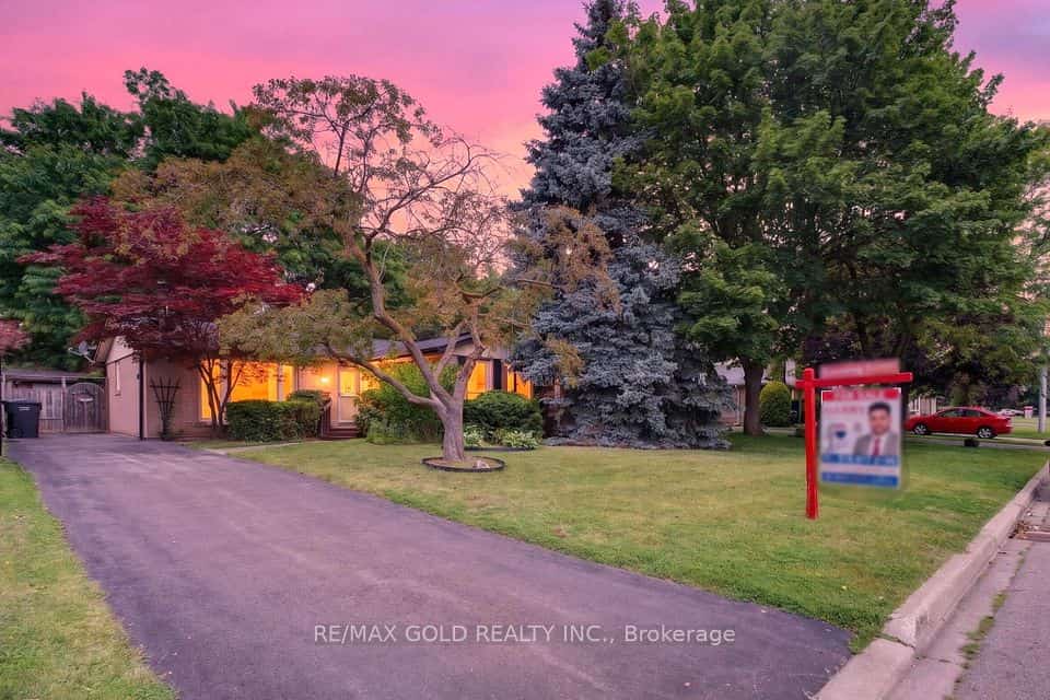 17 Duke Road, Brampton, ON L6T 3J9