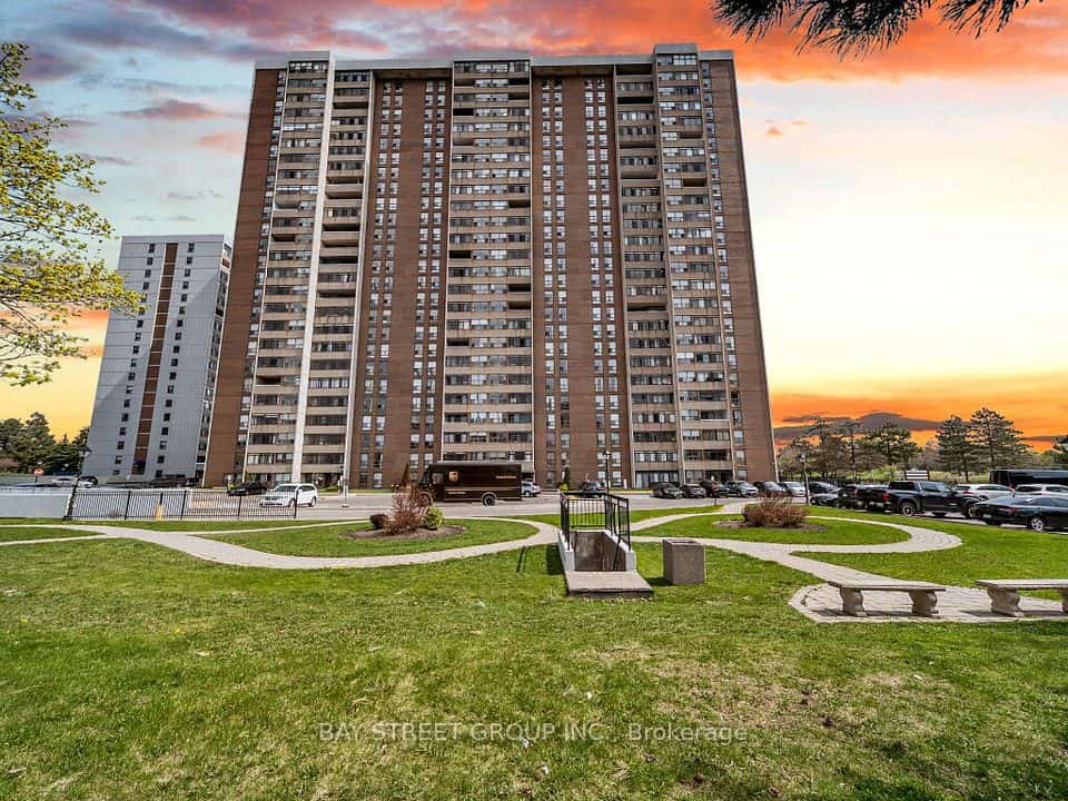 18 Knightsbridge Road #1003, Brampton, ON L6T 3X5
