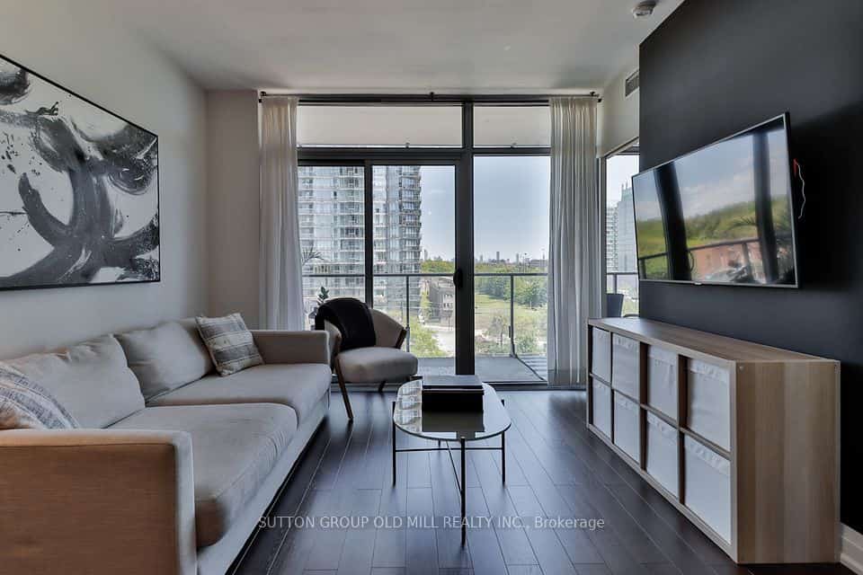 103 The Queensway #602, Toronto, ON M6S 5B3