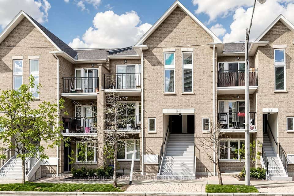10 Brian Peck Crescent #201, Toronto, ON M4G 4K4