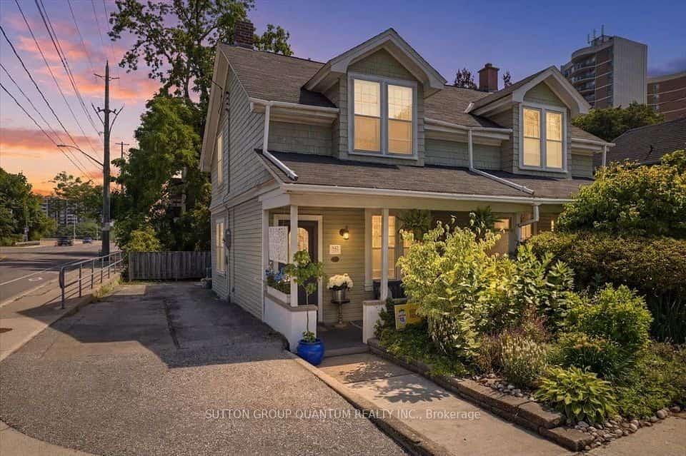 137 Chisholm Street, Oakville, ON L6K 3J1