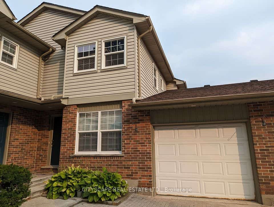 250 Keats Way #17, Waterloo, ON N2L 6J5