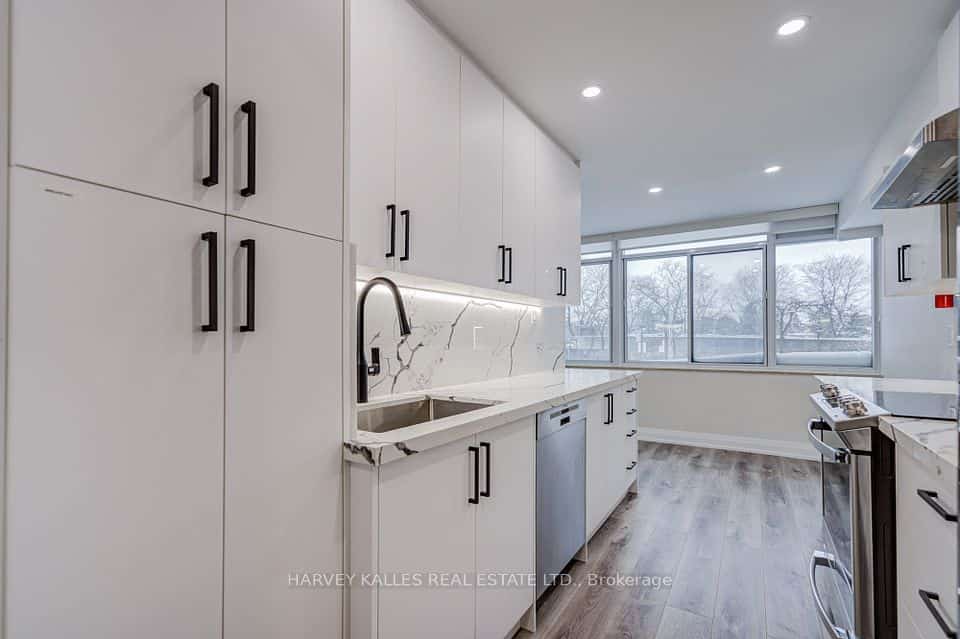 3000 Bathurst Street #109, Toronto, ON M6B 3B4