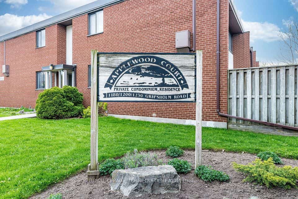 1230 Gripsholm Road #15, Mississauga, ON L4Y 2G9