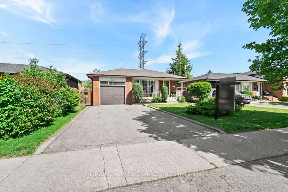 1083 Melton Drive, Mississauga, ON L4Y 1L3