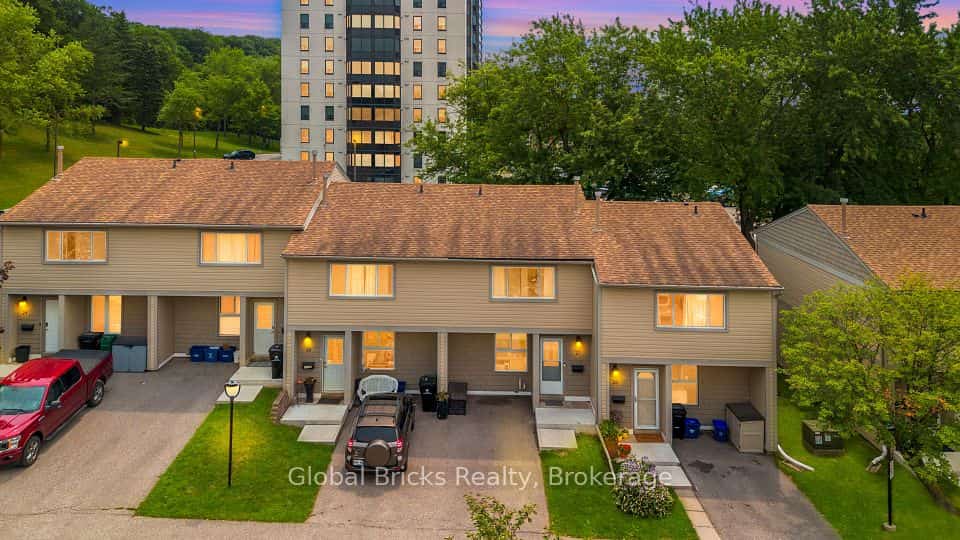 15 Green Valley Drive #27, Kitchener, ON N2P 1K7