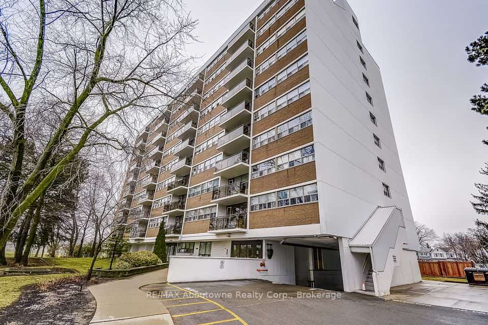 212 Kerr Street #401, Oakville, ON L6K 3B1
