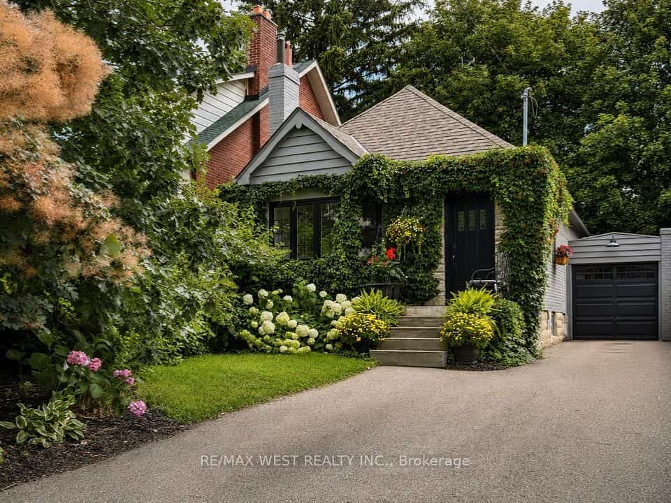 12 Brentwood Road S, Toronto, ON M8Z 3N2