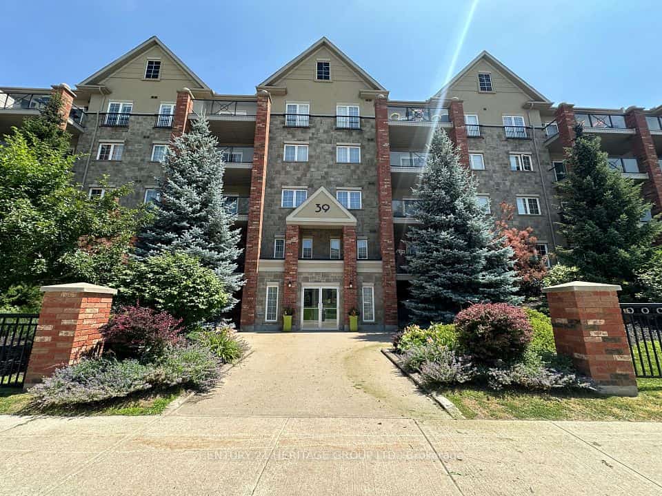 39 Ferndale Drive S #203, Barrie, ON L4N 5T5