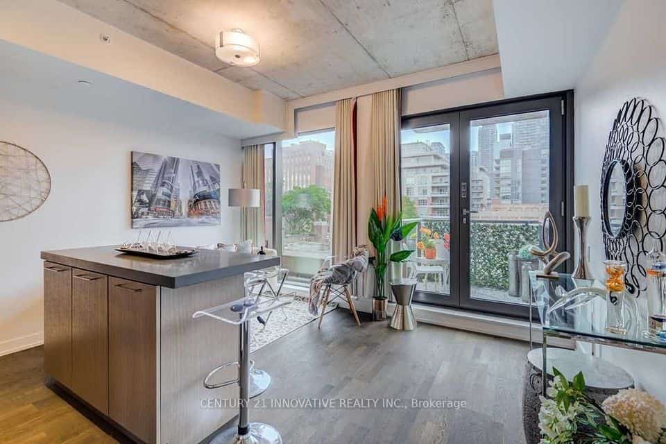 560 King Street W #408, Toronto, ON M5V 2N2