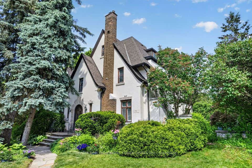29 Strathgowan Crescent, Toronto, ON M4N 2Z6