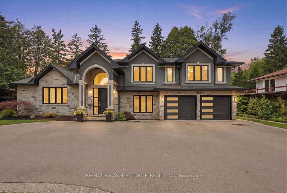 332 Woodworth Drive W, Hamilton, ON L9G 2N1