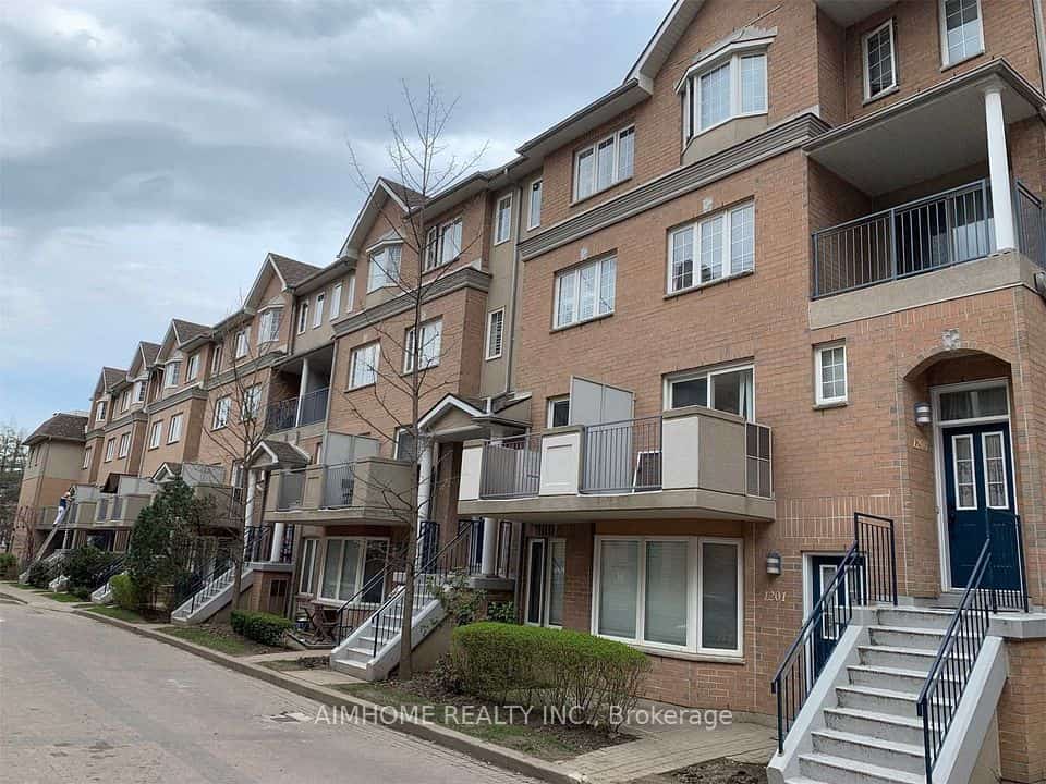 28 Sommerset Way #1530, Toronto, ON M2N 6W7