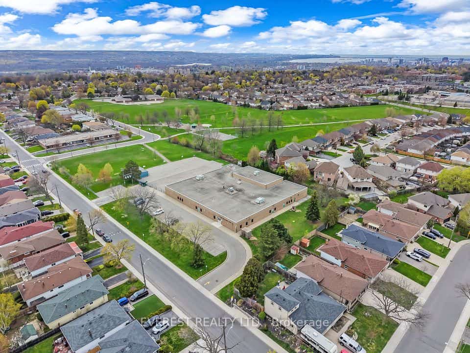 27 Lavina Crescent, Hamilton, ON L9C 5S7