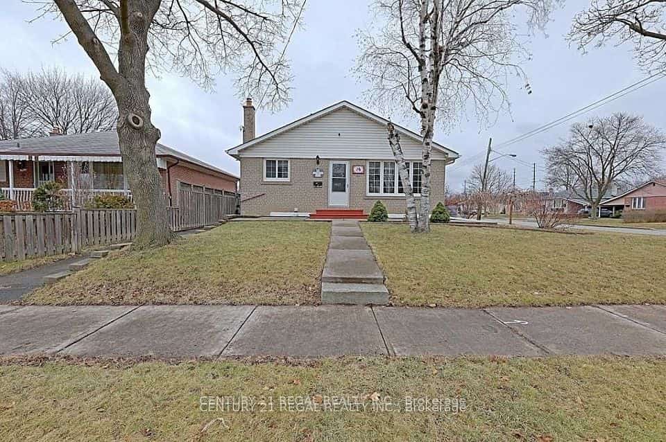 9 Guiness Avenue, Toronto, ON M9W 3L1