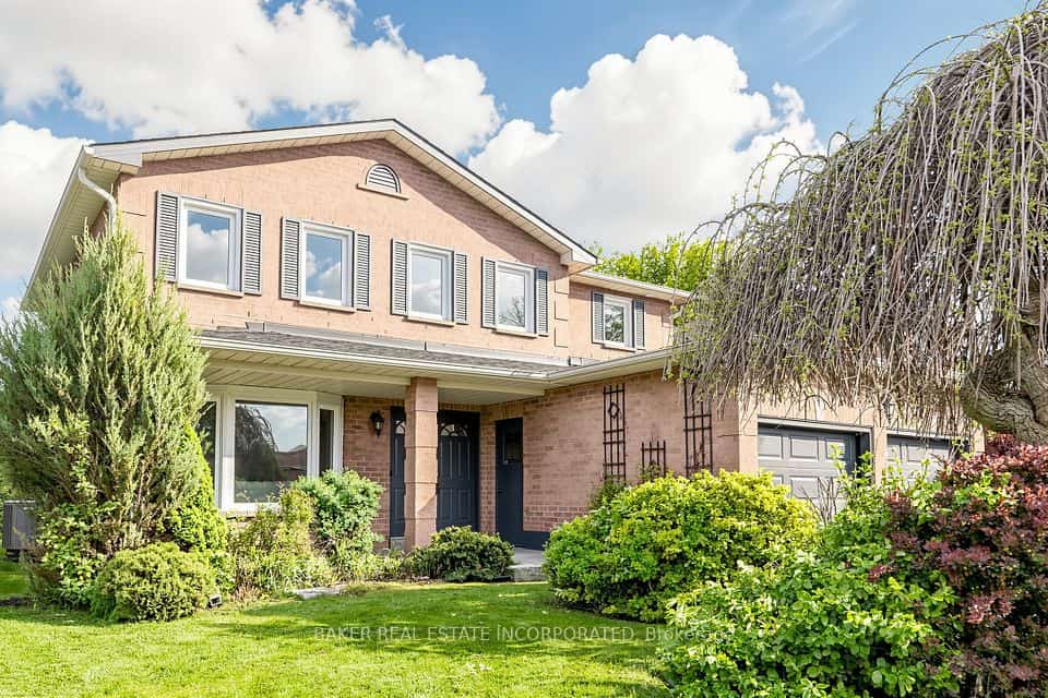 670 Leslie Valley Drive, Newmarket, ON L3Y 7J5