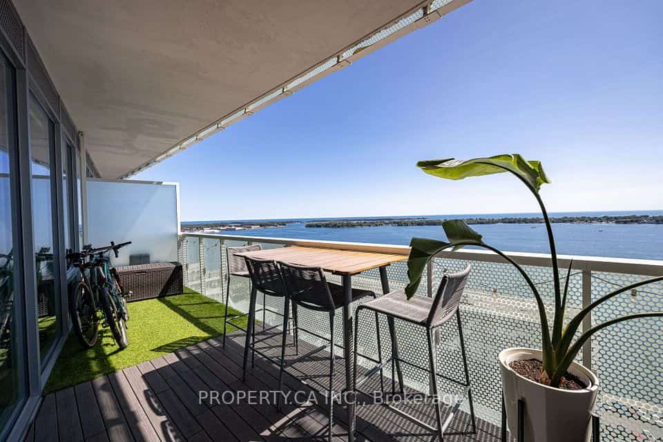15 Queens Quay E #2203, Toronto, ON M5E 0C5