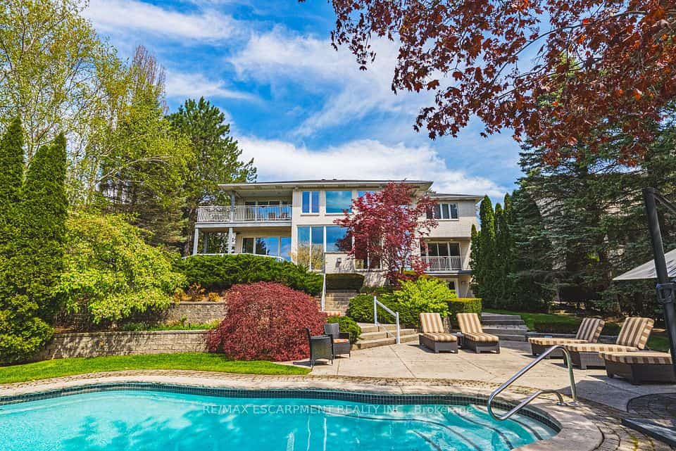 2 Anslow Court, Hamilton, ON L9H 6Z2