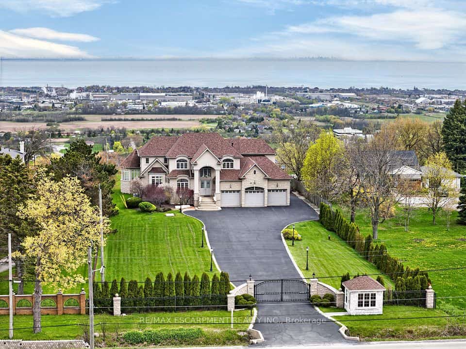 803 Ridge Road, Hamilton, ON L8J 2Y3