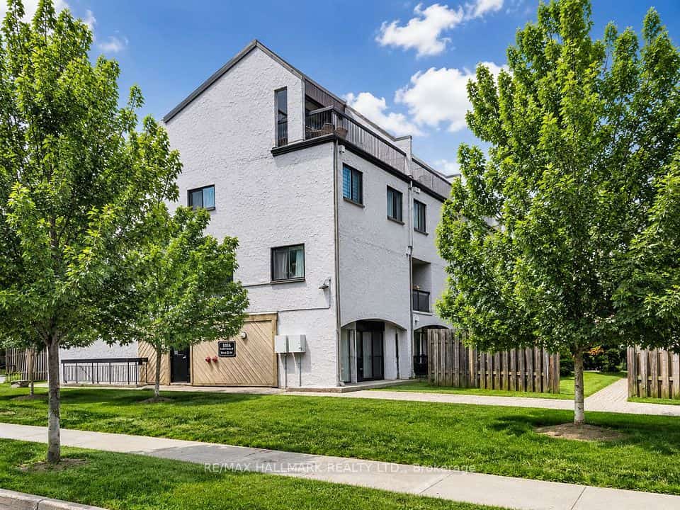 1016 Falgarwood Drive #40, Oakville, ON L6H 2P5