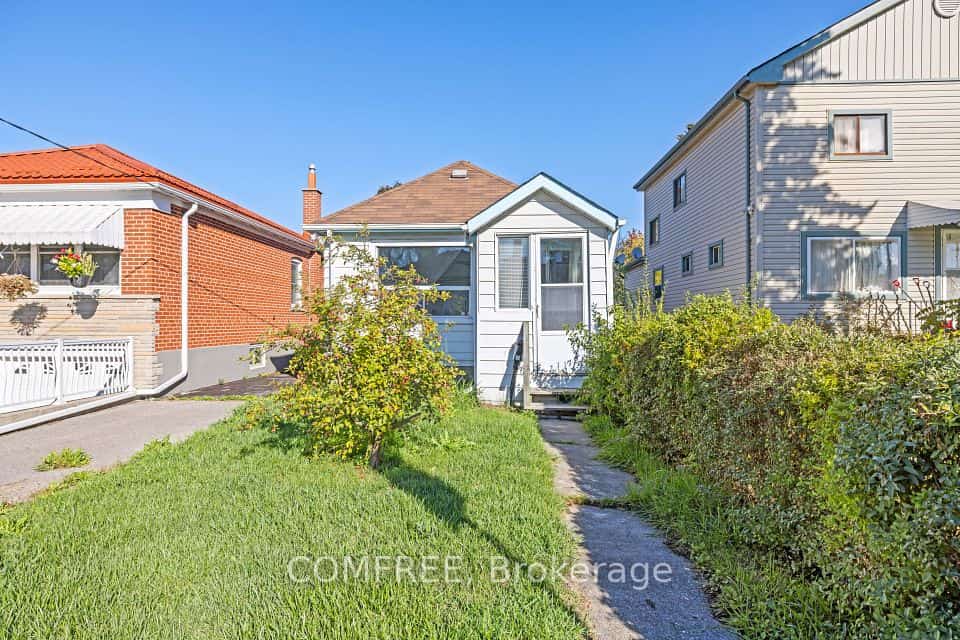 18 Glasgow Avenue, Toronto, ON M1K 1C1